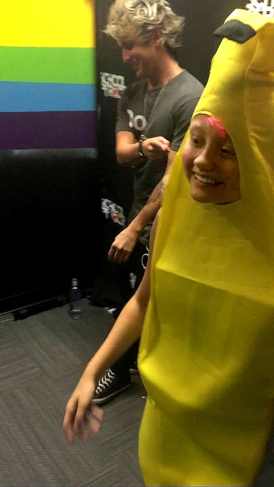 fan dress in banana outfit to meet dalton rapattoni on tour